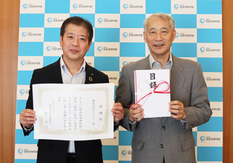 琵琶湖博物館・高橋 啓一館長と当社執行役員 人事総務本部長・田久保 秀明(写真左)